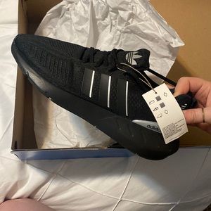 Addidas Womens swift run shoes